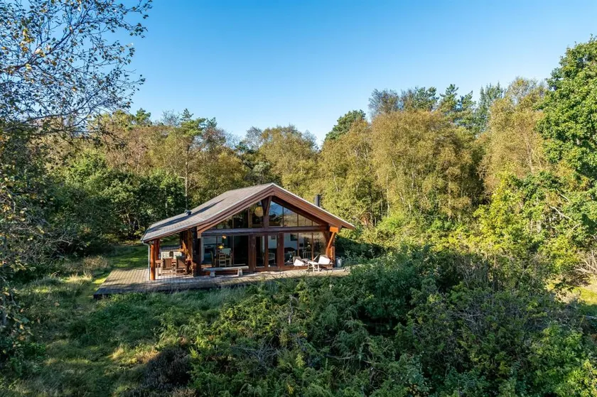Fully equipped holiday home with sauna, barbecue & jacuzzi | Sea view - Image 1