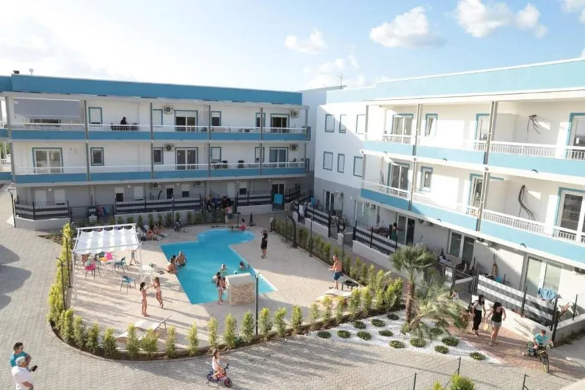 Flat with garden, terrace & pool | Garden view - Image 1