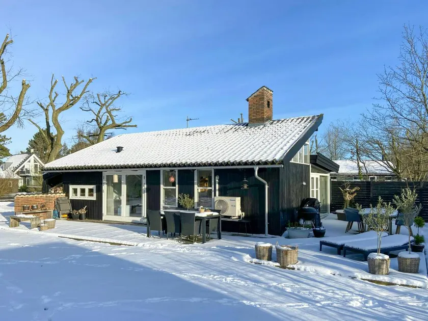 Architect-designed cottage by the water - Image 1