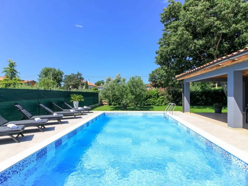 Holiday home with garden, barbeque & terrace - Image 1