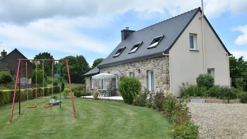 Holiday home with barbeque, terrace & garden - Image 1