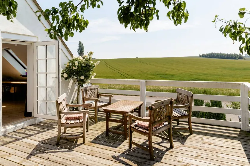 Old farmstead with field views - Image 1
