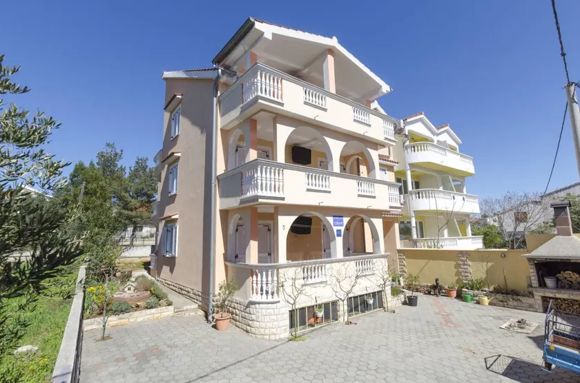 Holiday apartment with barbeque | Garden view - Image 1
