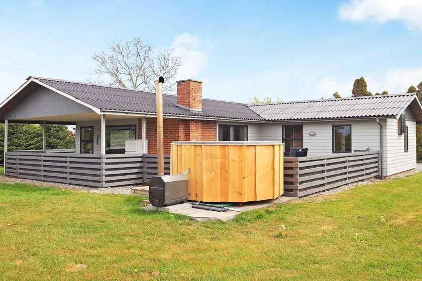 Fully equipped wonderful holiday home with terrace, barbeque & hot tub - Image 1