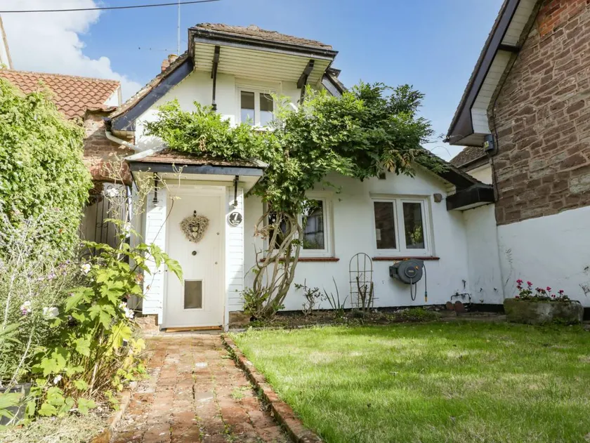 Cottage with garden - Image 1