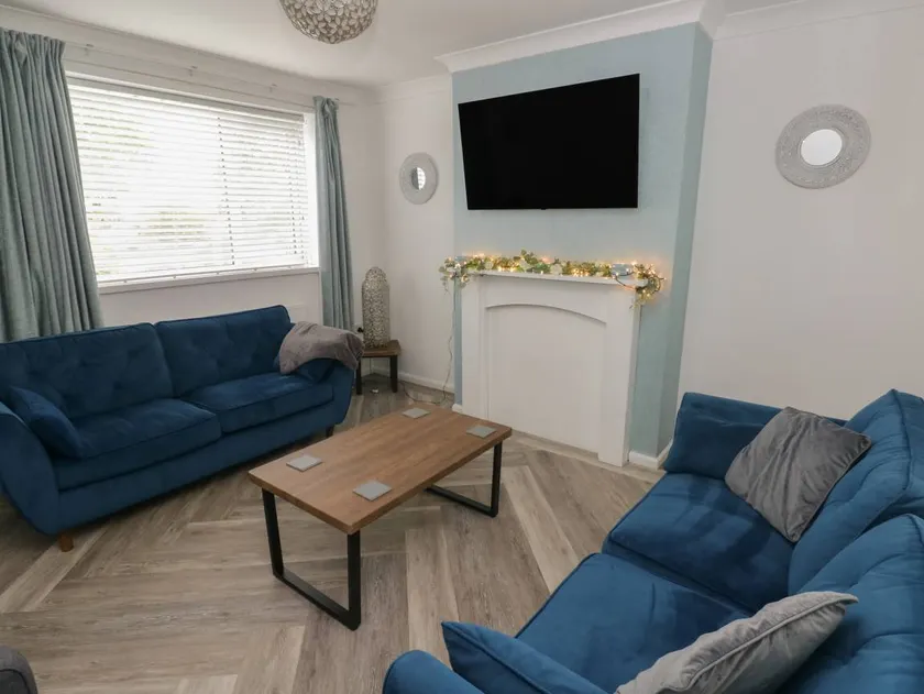 Cottage with hot tub & garden - Image 1