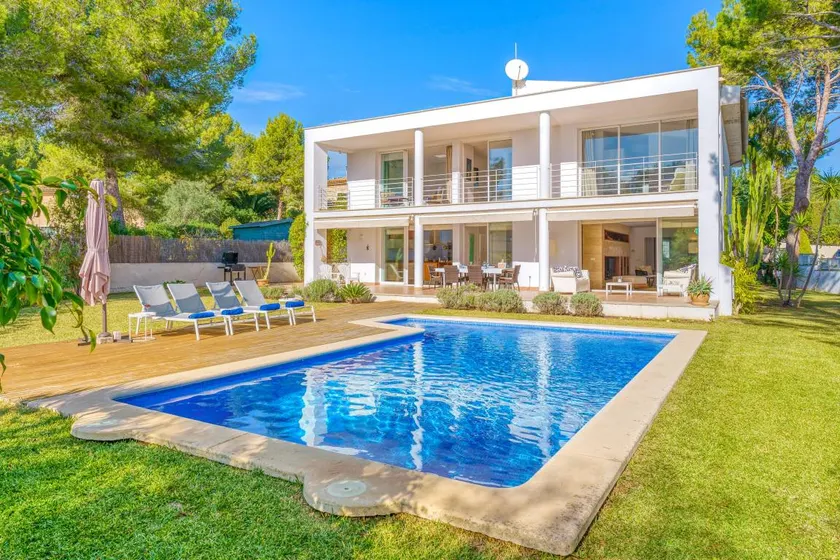 Villa with private pool, garden & BBQ - Image 1