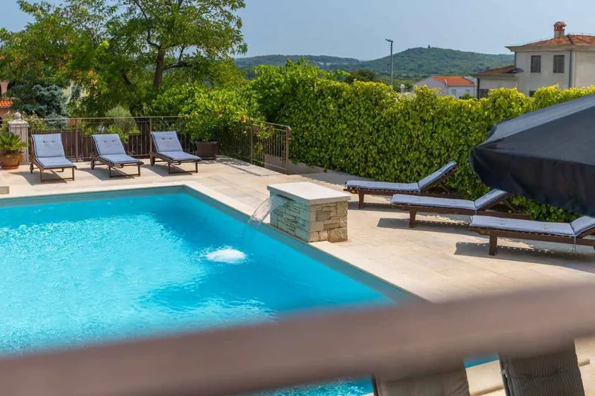 Villa with terrace, private pool & barbeque - Image 1