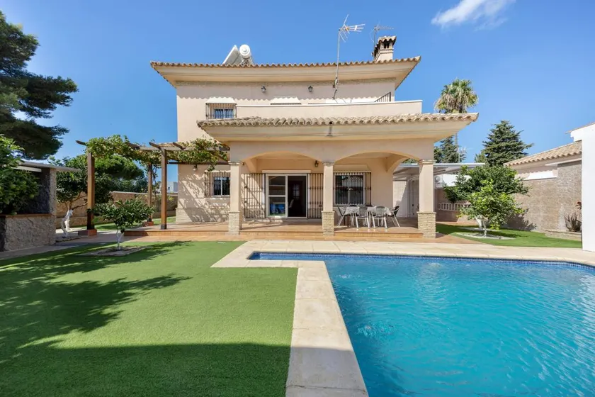 Casa vacacional totalmente equipada con piscina, barbacoa e internet de alta velocidad | Adaptada para el teletrabajo - Image 1