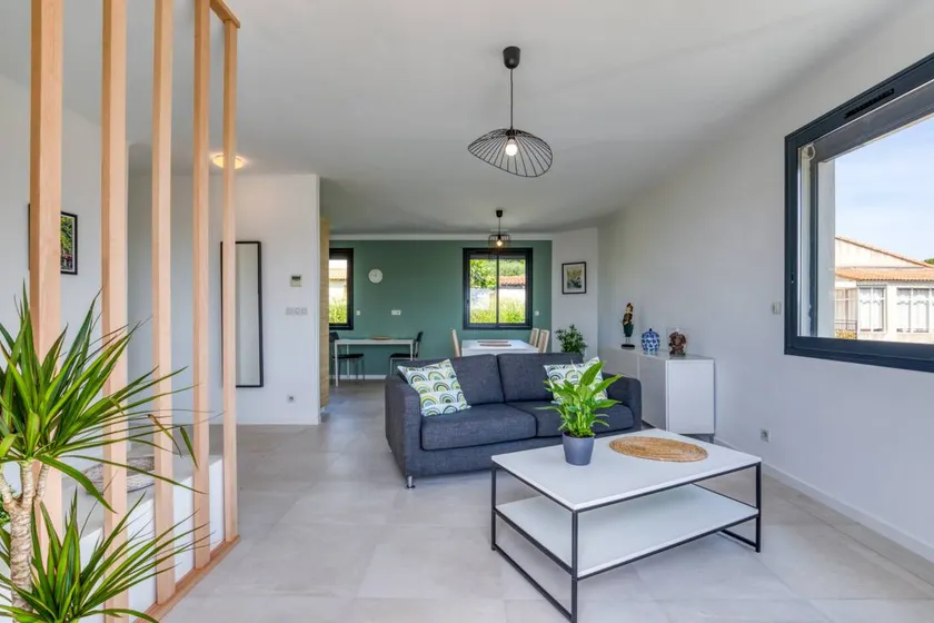 Family-friendly beautiful villa with fast internet, terrace & garden - Image 1