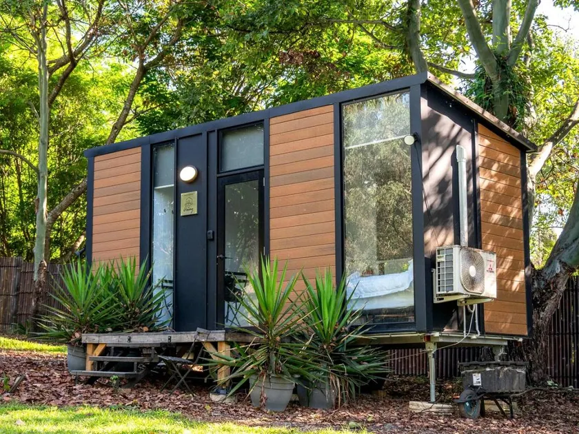 Lovely Tiny House with Beautiful Landscape Views in Samford Valley, Queensland - Image 1