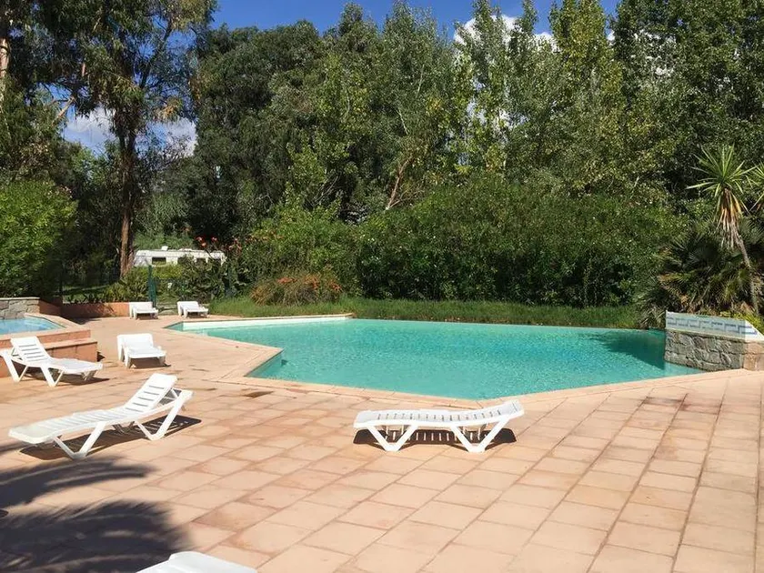 Bungalow with terrace & pool - Image 1