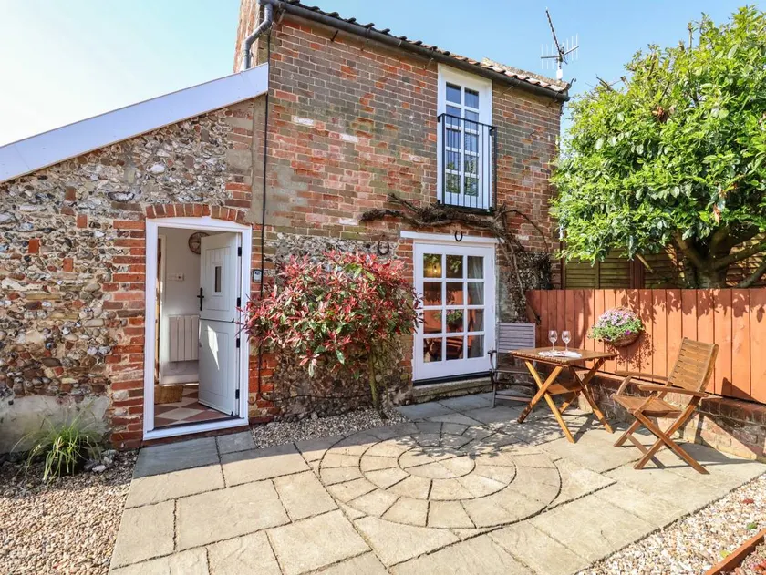 Cottage with terrace & garden - Image 1