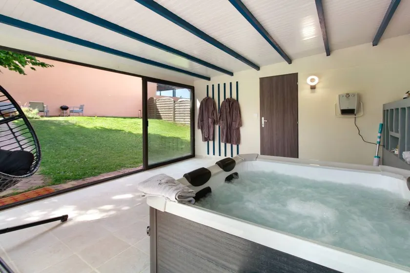 Cottage with terrace, barbeque & jacuzzi | Garden view - Image 1