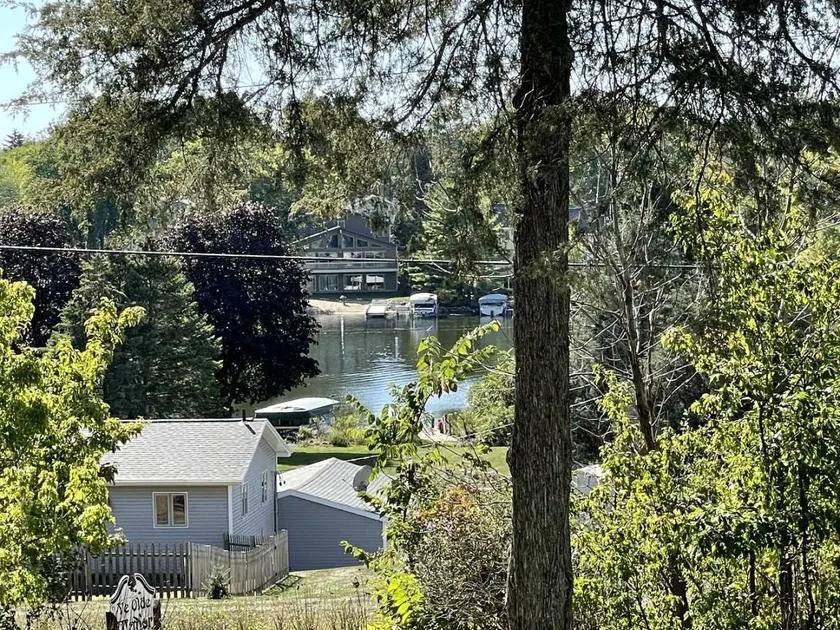 Weekend Getaway at a Bed and Breakfast by a Peaceful Lake near Milwaukee, Wisconsin - Image 1