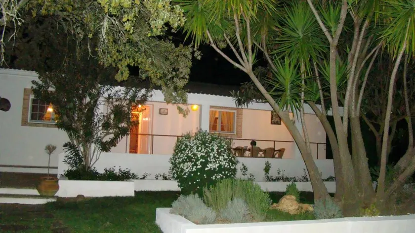 Ferienhaus mit Pool, Terrasse und Garten - Image 1