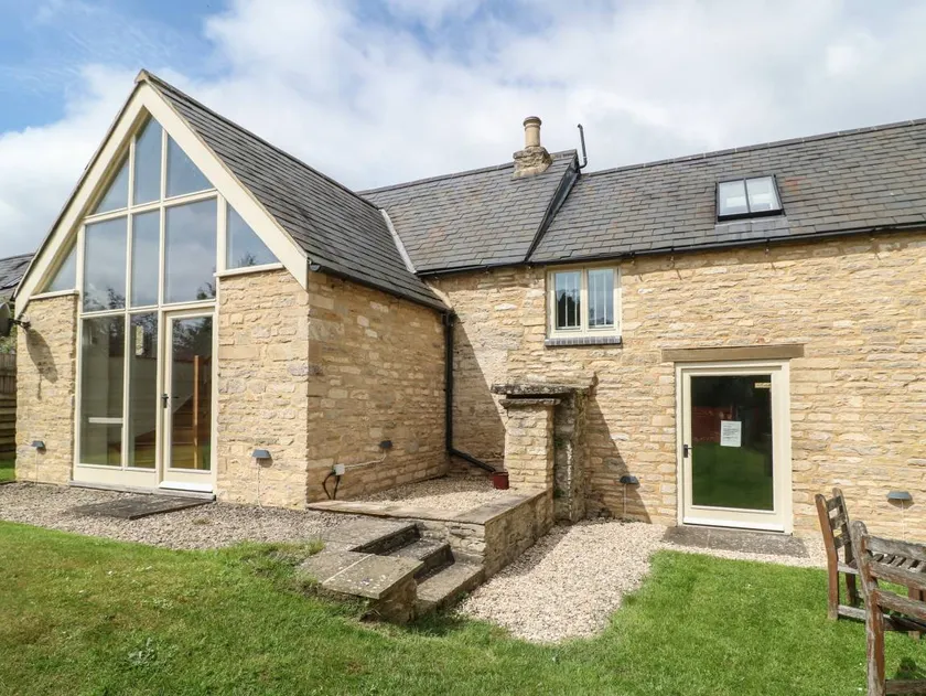 Cottage with jacuzzi & garden - Image 1