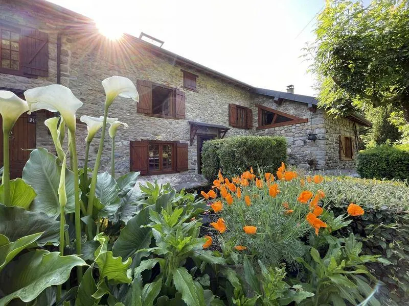Holiday home with barbecue & garden | Mountain view | Next to the ski - Image 1