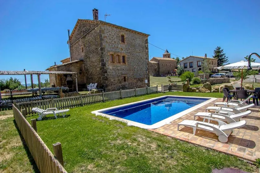 Villa with barbeque, garden & private pool - Image 1