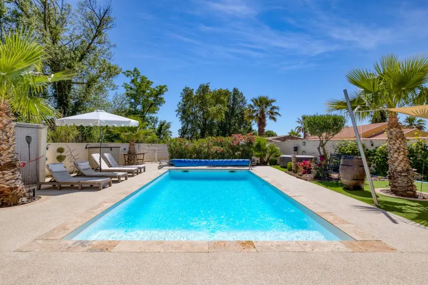 Appartement adapté aux familles avec piscine, terrasse et jacuzzi | Vue jardin | Parfait pour le travail à distance - Image 1