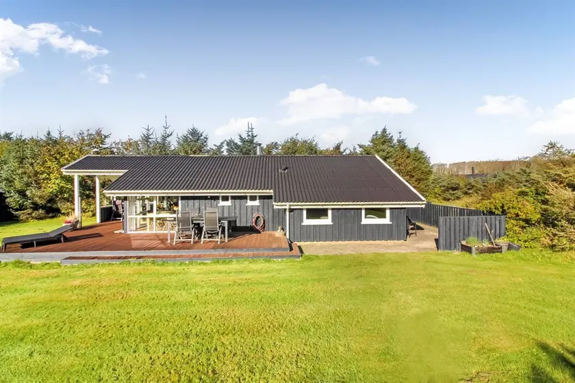 House with pool, garden & hot tub - Image 1