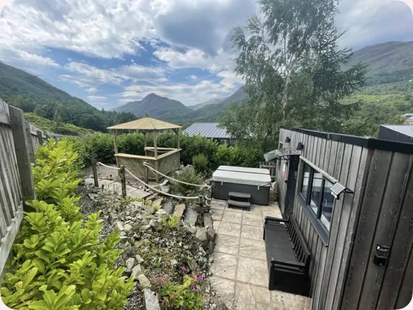 Lodge with garden & jacuzzi - Image 1