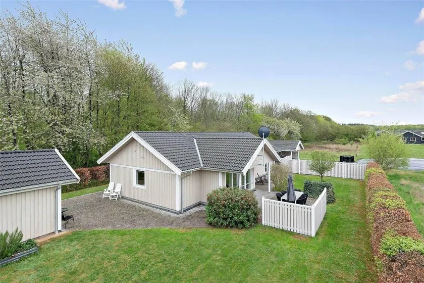 House with terrace, BBQ & garden - Image 1