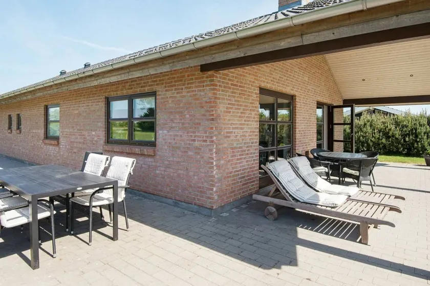 Holiday home with jacuzzi, sauna & barbeque - Image 1