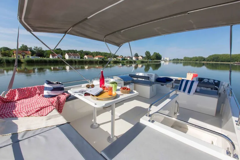 Boat with barbecue & terrace - Image 1