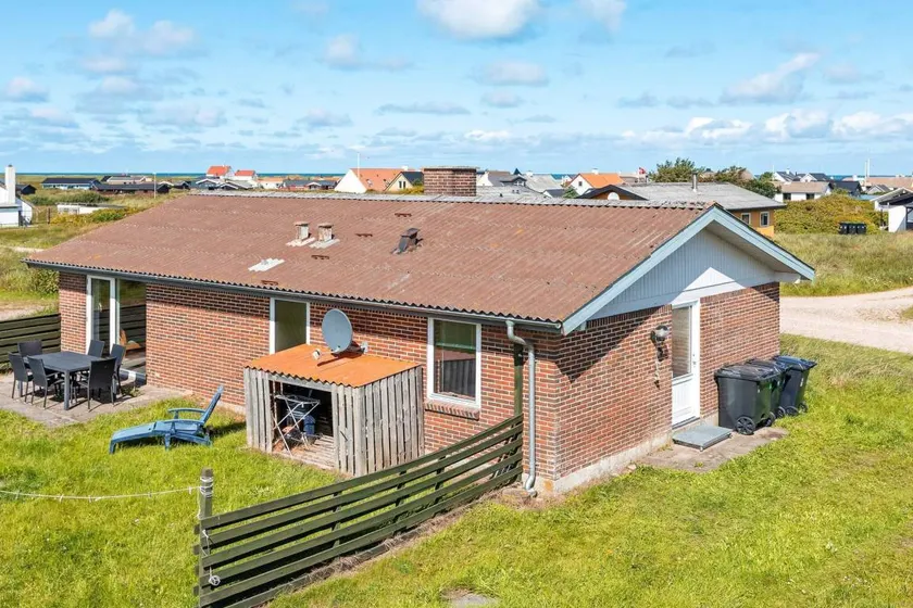 Lovely holiday home with terrace | Next to the beach | Pet-friendly - Image 1