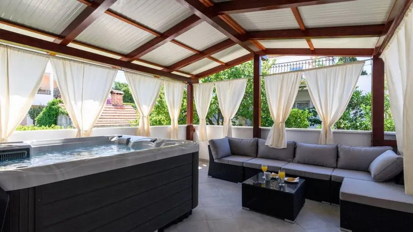 Holiday apartment with barbeque, terrace & hot tub - Image 1