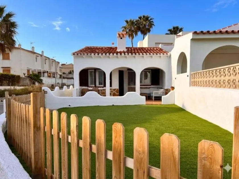 Beachfront house with stunning views - 4 guests - Image 1