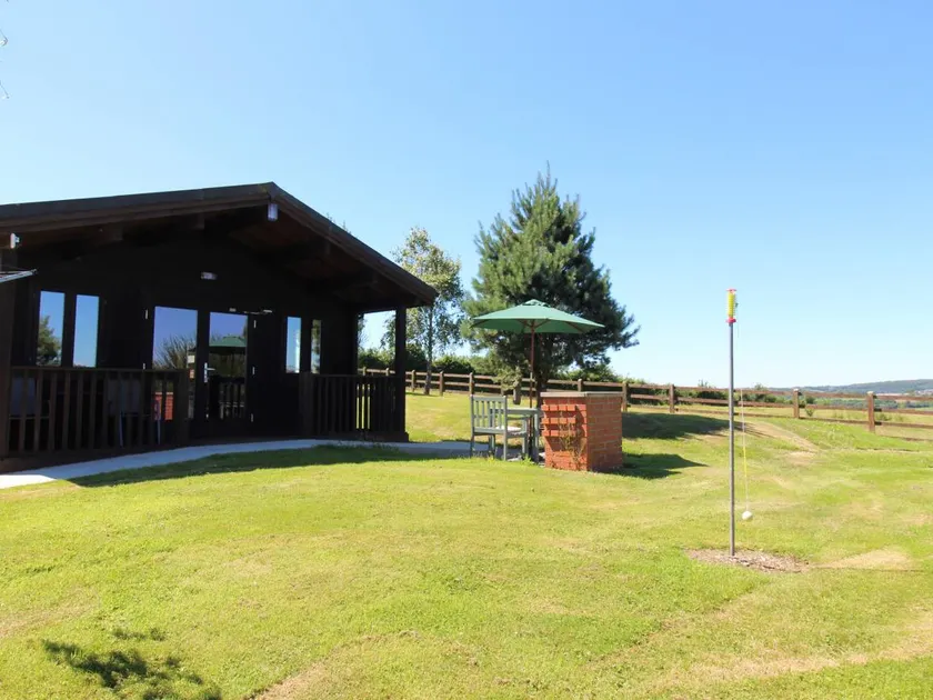 Family-oriented cottage with garden - Image 1