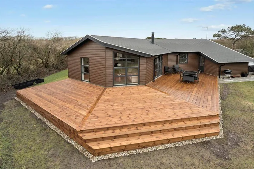 Fully equipped lovely holiday home with hot tub, garden & terrace - Image 1
