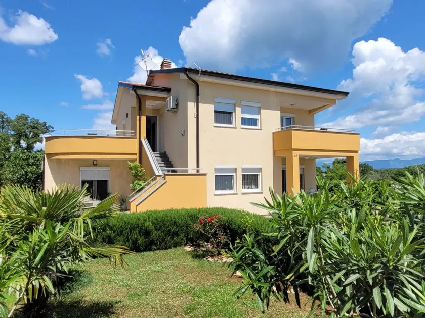 Flat with garden & terrace - Image 1