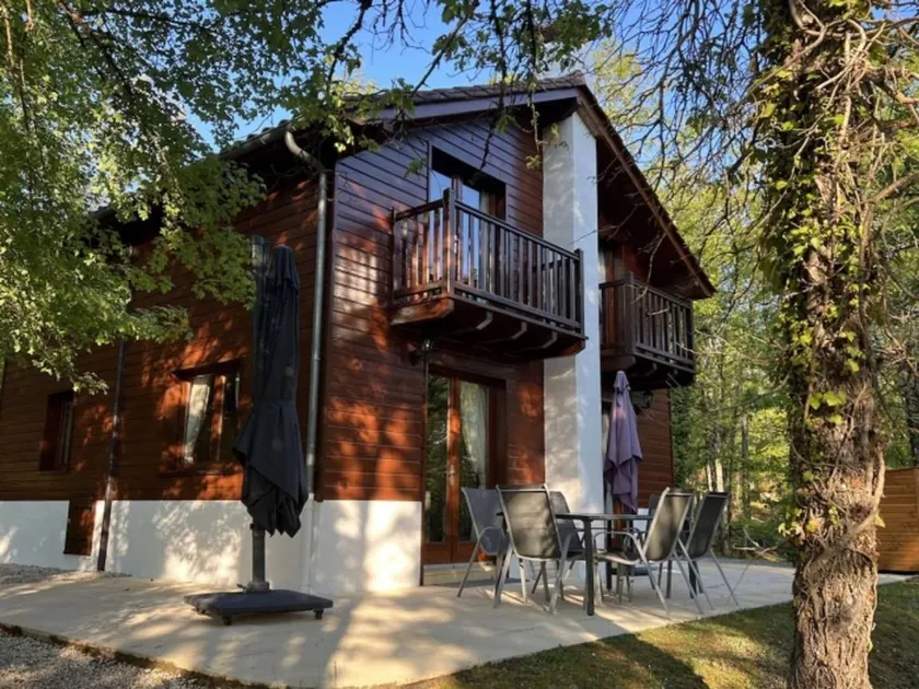 Cottage with garden & pool - Image 1