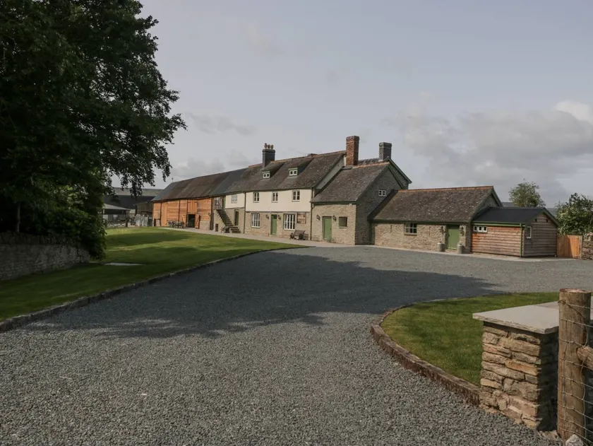 Family-friendly cottage with barbecue, garden & jacuzzi | Pets allowed - Image 1