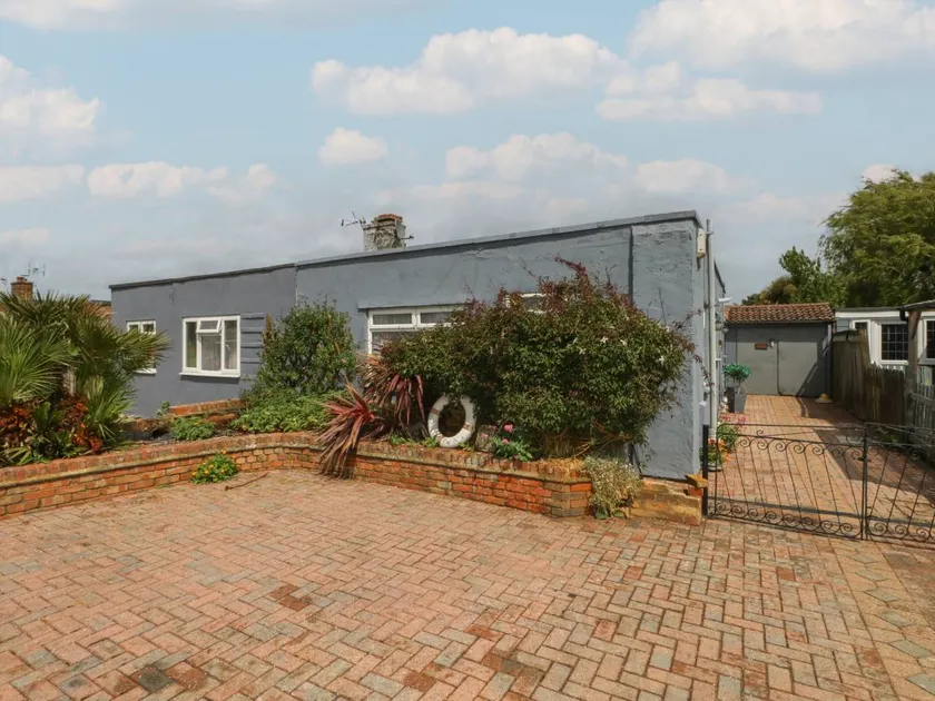 Cottage with garden - Image 1