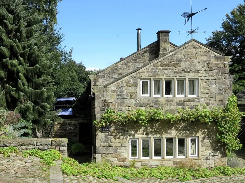 Private Cottage Rental Surrounded by Woodland in West Yorkshire, England - Image 1