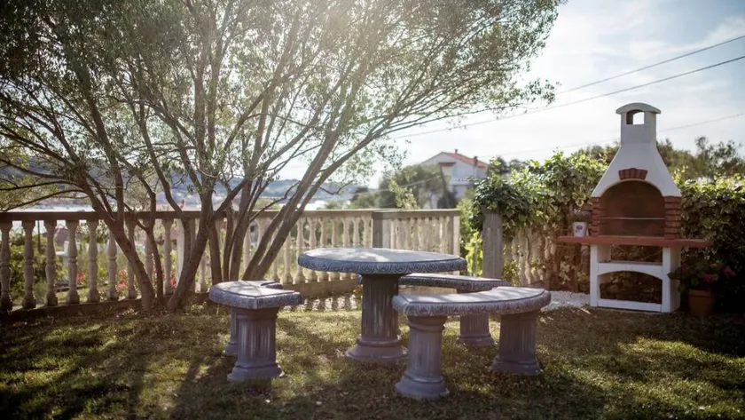 Apartment with terrace, garden & barbeque | Sea view - Image 1