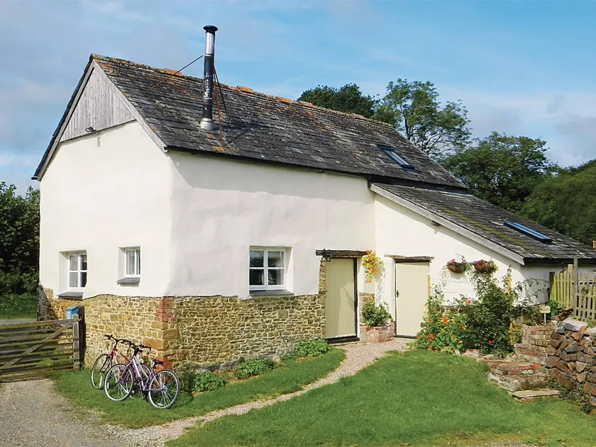 Family-oriented pleasant cottage with BBQ, jacuzzi & garden | River view | Pets are welcome - Image 1