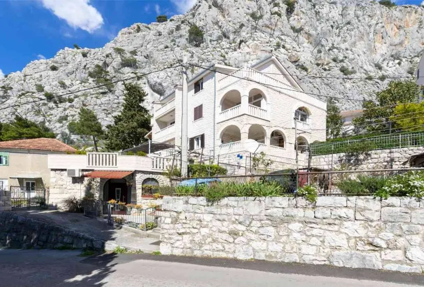 Holiday apartment with barbecue, garden & terrace - Image 1