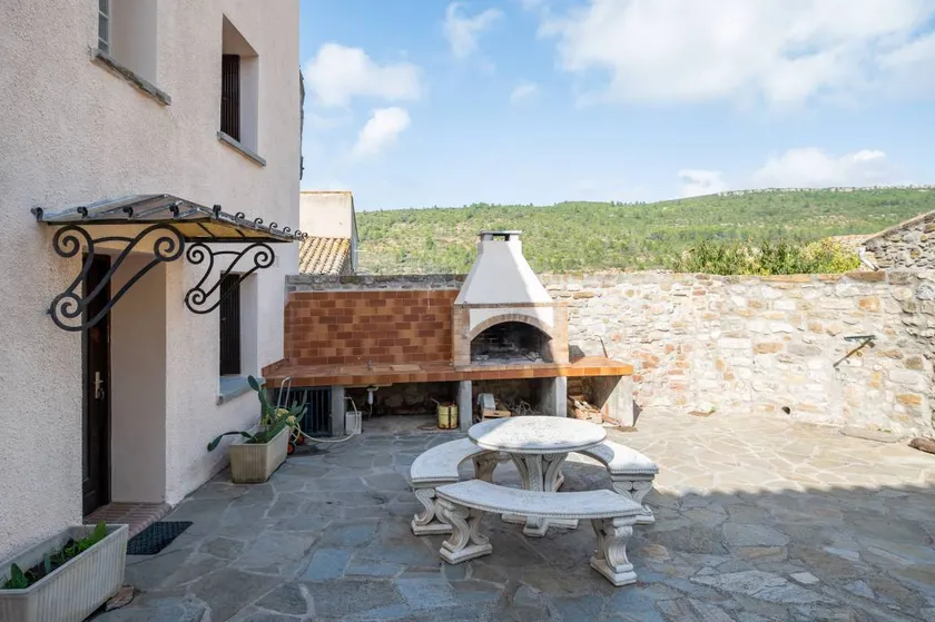 Holiday home with barbeque & terrace | Garden view - Image 1