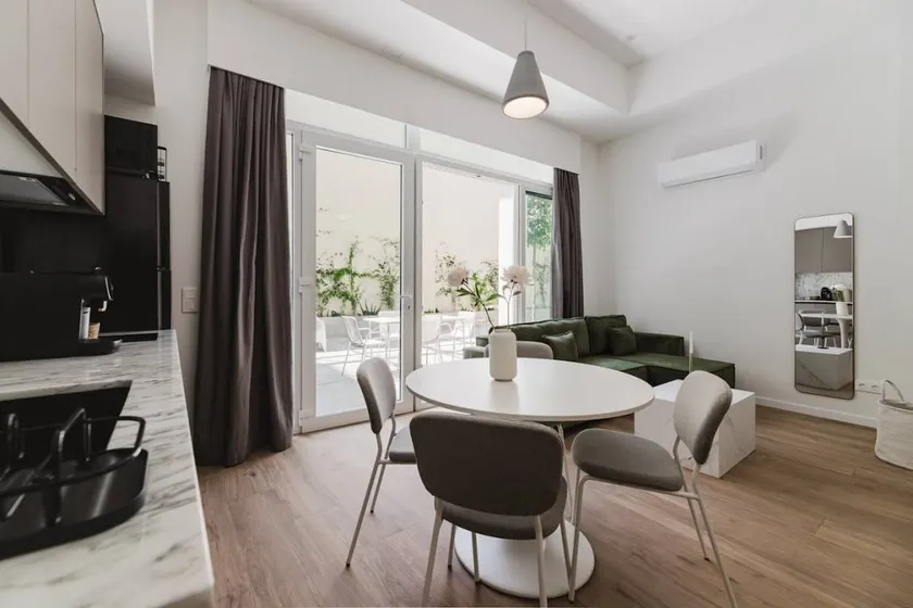Flat with terrace - Image 1
