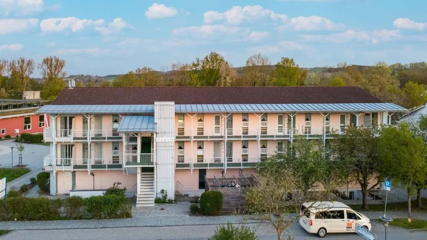 Apartment with pool - Image 1