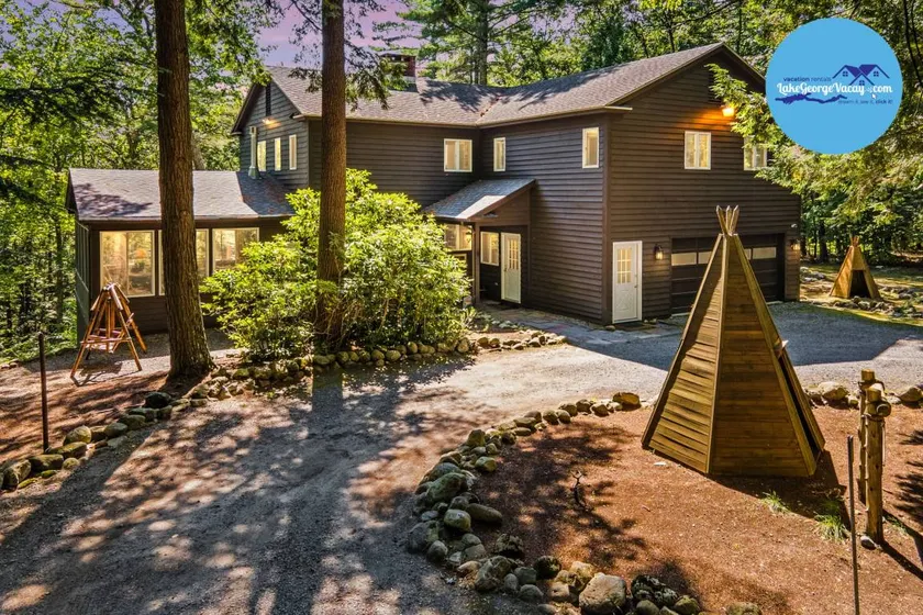 Holiday home with hot tub, sauna & barbeque | Lake view - Image 1
