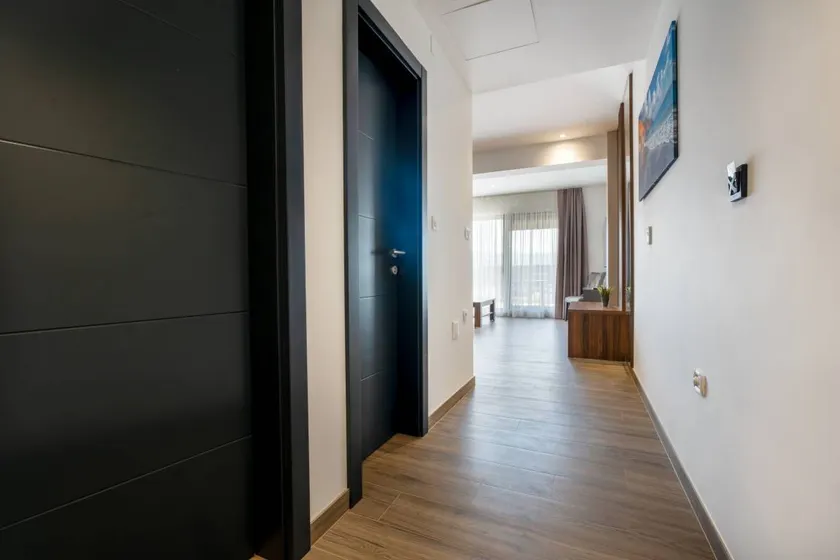 Flat with terrace | Water view - Image 1