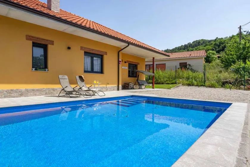 House with garden, private pool & BBQ | Mountain view - Image 1