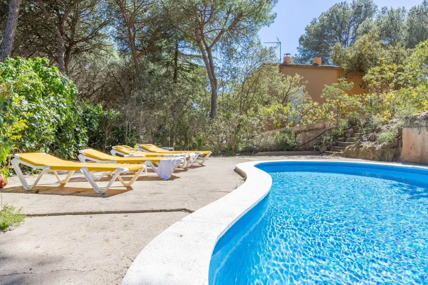 Holiday apartment with pool & terrace - Image 1