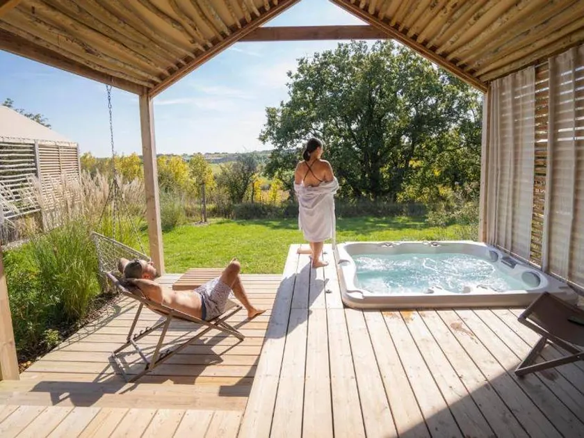 Chalet with jacuzzi - Image 1